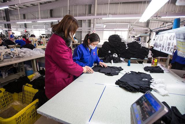 大姐組建5個(gè)班組，工人月工資可達(dá)6000元 臨時(shí)變身口罩工服裝廠復(fù)工復(fù)產(chǎn)紀(jì)實(shí)